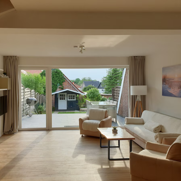 Wohnbereich der Ferienwohnung mit Blick in den kleinen Garten