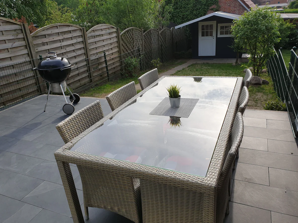 Terrasse mit Blick in den kleinen Garten
